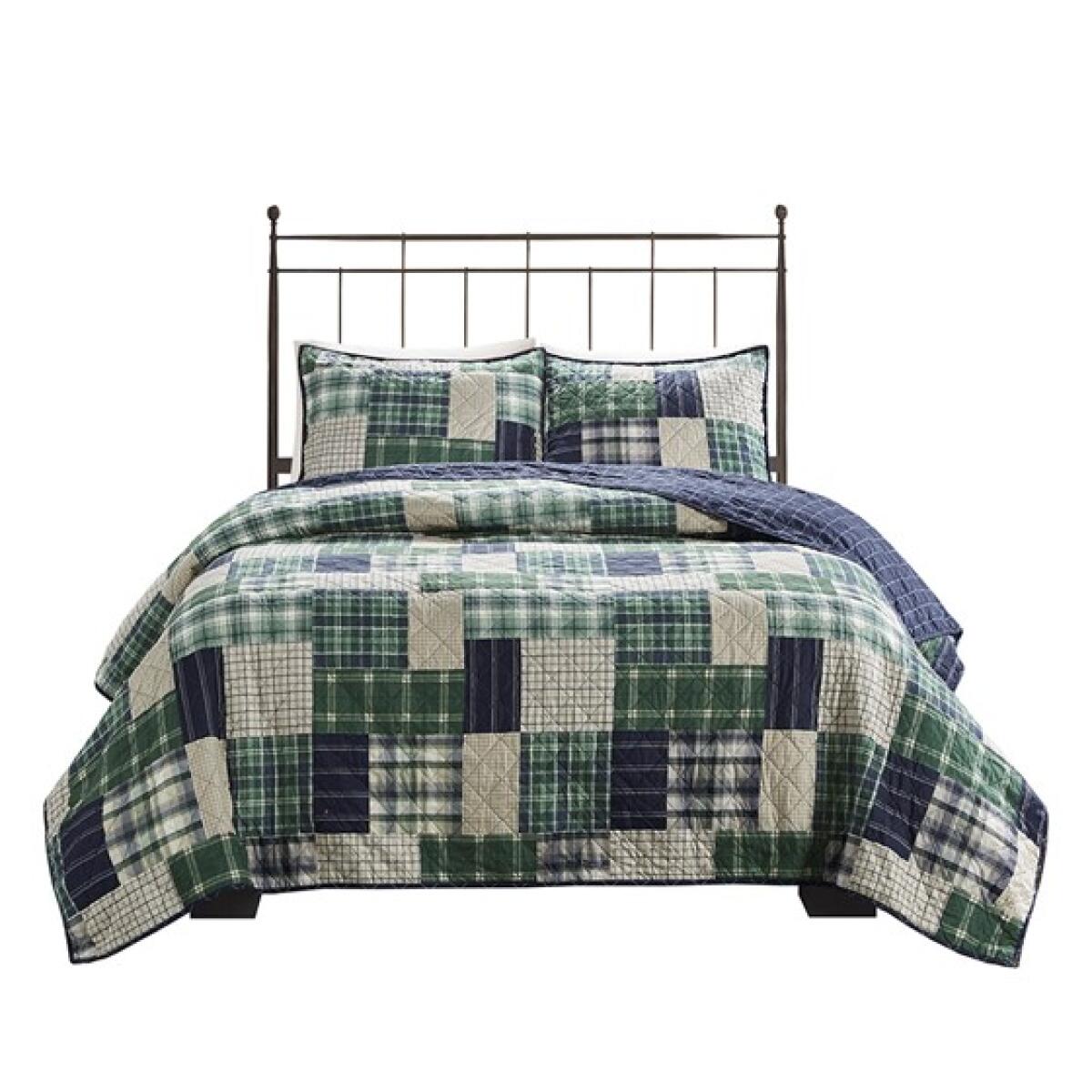 Timber Full/Queen 3 Piece Reversible Printed Quilt Set- Green/Navy Timber Full/Queen 3 Piece Reversible Printed Quilt Set- Green/Navy - Image 1